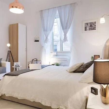 Loft By The Ghetto * Rom